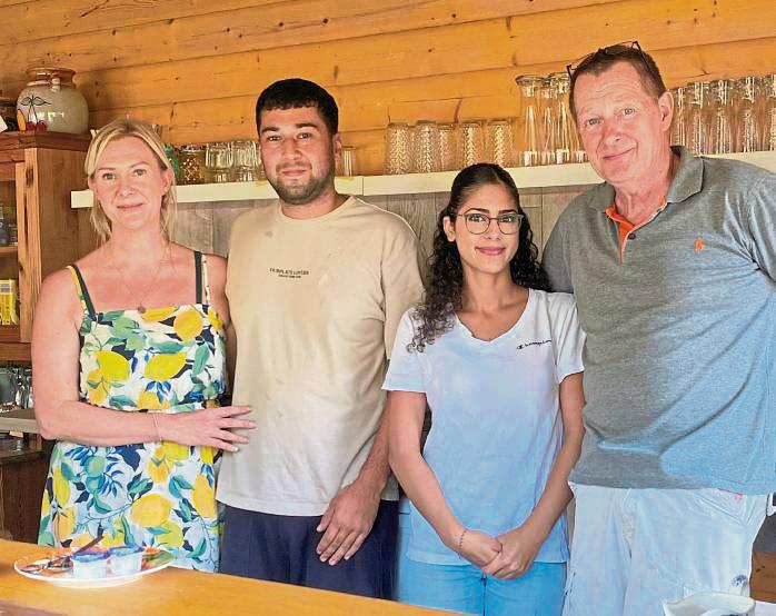 Organisatorin Sonja Gabriel (l.) war mit dem ersten Rebbeker Dorftrödel mehr als zufrieden. Foto: Rama