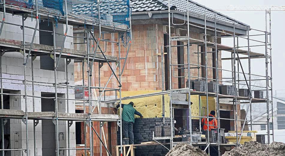Rege Bautätigkeit (hier ein Bild aus der Goethestraße Nord) hat mittlerweile Seltenheitswert: Die Kostensteigerung auf dem Bau und das zuletzt sehr hohe Zinsniveau hielt potenzielle Häuslebauer zurück. Im Jahr 2023 wurden 49 Prozent weniger unbebaute Wohnbaugrundstücke gekauft als im Vorjahr. Laut Gutachterausschuss wurden der GWL zudem zahlreiche bereits erworbene Grundstücke zurückgegeben.
