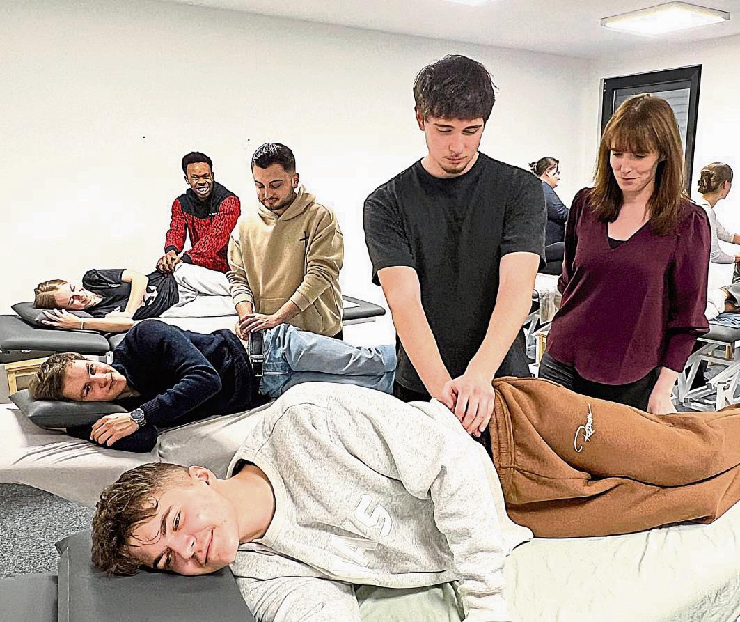 Im „praktischen Raum“ setzen die Azubis direkt praktisch um, was sie im Theorieunterricht gelernt haben. Schulleiterin Carina Kuckuck gibt Hilfestellung und Tipps. Foto: Anja Bsdurek