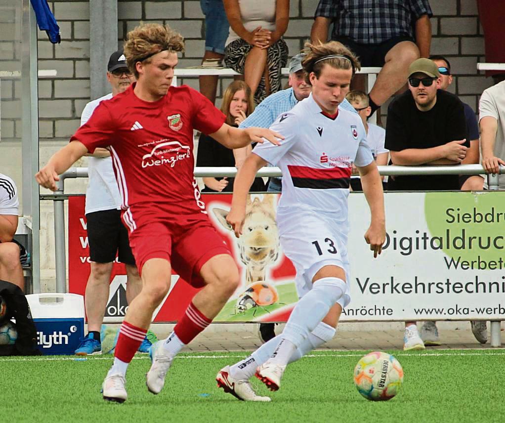 Sieg und Niederlage am Testspiel-Wochenende: Der SV Lippstadt (rechts Justus Meier) setzte sich am Anröchter Südring mühelos mit 8:0 durch (Spielszene), während es am Vortag in Baunatal ein 1:2 gab. Foto: Heinke