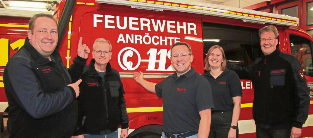 Der Leiter der Wehr, Gemeindebrandinspektor Rafael Schmidt (l.), stellte den neuen Vorstand des Gemeindefeuerwehrverbandes vor: Nico Heiderich (3.v.l.), flankiert von Karsten Ramm, Michelle Müller und Ludger Goesmann (v.l.).