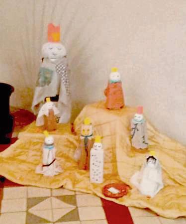 In der Kirche in Langenstraße gibt es eine Ausstellung mit Figuren von Kindern.