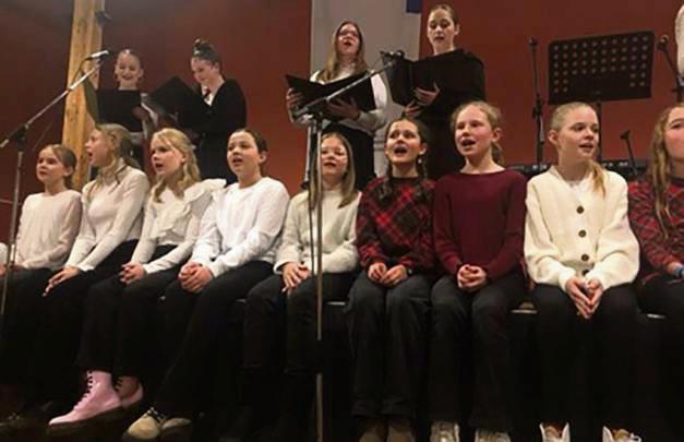 Fast 100 Aktive aus der Schüler- und der Lehrerschaft präsentierten ein abwechslungsreiches Programm.