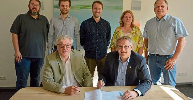 Dr. Jürgen Wutschka, Dezernent für Regionalentwicklung (vorne l.), und Kreisdirektor Volker Topp (vorne r.) unterzeichnen die Kooperationsvereinbarung mit dem Zukunftsnetz Mobilität NRW. Foto: Kira Hönicke/ Kreis Soest