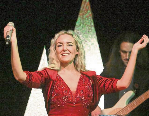 Erfahrene Musiker (im Bild: Elli Ernst) werden beim Winterzauber moderne und traditionelle Weihnachtslieder präsentieren. Foto: Tuschen