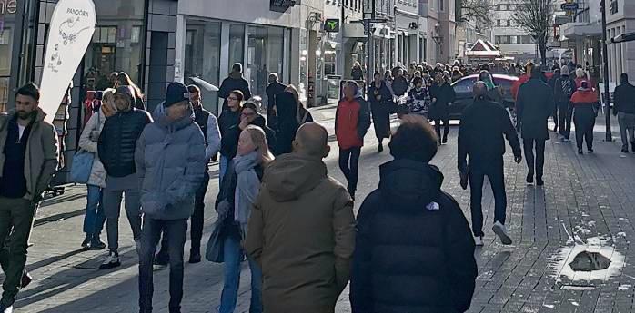 Brückentag vor Heiligabend: In der Lippstädter City suchten die Kunden letzte Geschenke. Fotos: Goddek