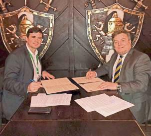 Arne Moritz und Andriy Naida unterzeichneten das Memorandum.