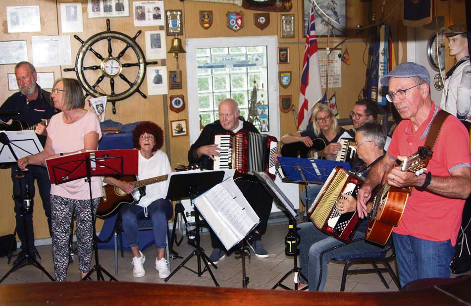Zweimal im Monat treffen sich die Mitglieder des Shantychors Achterdeck zur Probe. Dabei singen sie nicht nur, viele greifen auch zum Instrument. Fotos: Wissing