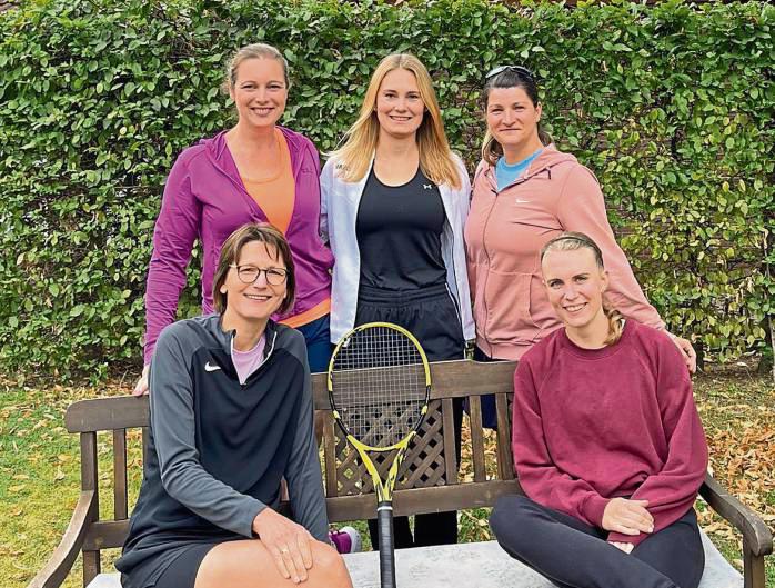 Ins Bezirksfinale zogen (h.v.l.) Katrin Kirsch-Kloppenburg, Elisa Rieke, Kristin Bertelsmeier sowie (vorne) Astrid Wulf und Laura Humbla vom Damen-Hobbyteam des TC BW Anröchte ein.