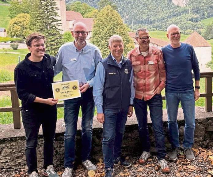 Scheckübergabe an das Kinderhospiz „allani“ (v.l.): die aktuellen Lionspräsidenten, die Jumelage-Beauftragten und Lions-Nationalpräsident Georges Torti.