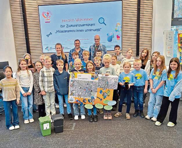 Zusammen mit den Projektgruppen der Schulen beim Workshop: Anja Ernesti (hinten links), Marcus Foerster (beide Nabu Regionalzentrum, hinten rechts) und Sam Seyfzadeh (Klimaschutz- und Mobilitätsmanager, Mitte).