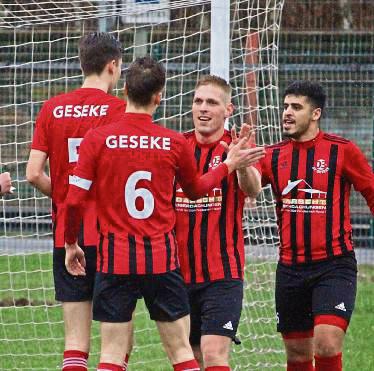 Freude bei den Fußballern des SV 03 Geseke, die jetzt doch der Bezirksliga 7 zugeordnet wurden. Foto: Schlink