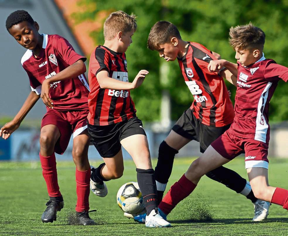 Die E-Junioren des SV Lippstadt (in Schwarz-Rot) verloren im letzten Jahr das Finale gegen Viktoria Lippstadt. Auch diesmal zählen die Bruchbaum-Kicker zu den Favoriten. Foto: Struff