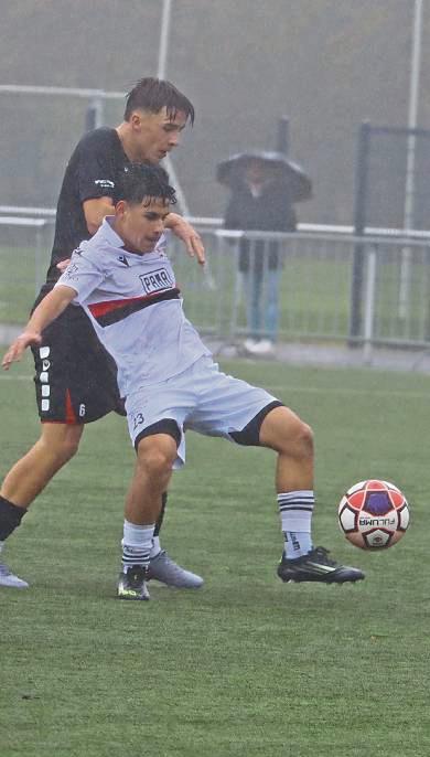 Auch die B-Junioren des SV Lippstadt (in Weiß) bekommen es am Samstag am heimischen Bruchbaum mit den Sportfreunden aus Siegen zu tun. Foto: Uwe Feichtinger