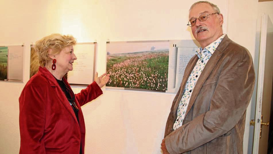 Blumen und ihre Symbolik: Gabriele Wilpers und Hans Werner Ingensiep betrachten ein Bild von Fiedler-Kaup.