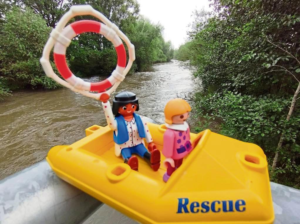 Das Playmobil täuscht – eine Bootstour auf der Lippe ist derzeit kein Kinderspiel. Lippe-Experte Bernd Deppe warnt eindringlich vor einem leichtfertigen Ausflug. Foto: Niggenaber