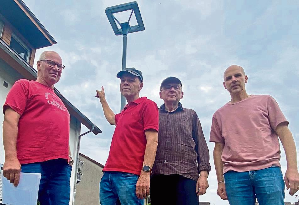 Laterne, Laterne, Sonne, Mond und Streit: Wolfgang Drauschke, Konrad Schewe, Wolfgang Gemsa und Jörg Marschollek (v.l.) vor einer der 14 neuen Laternen in Cappel. Foto: Vielberg