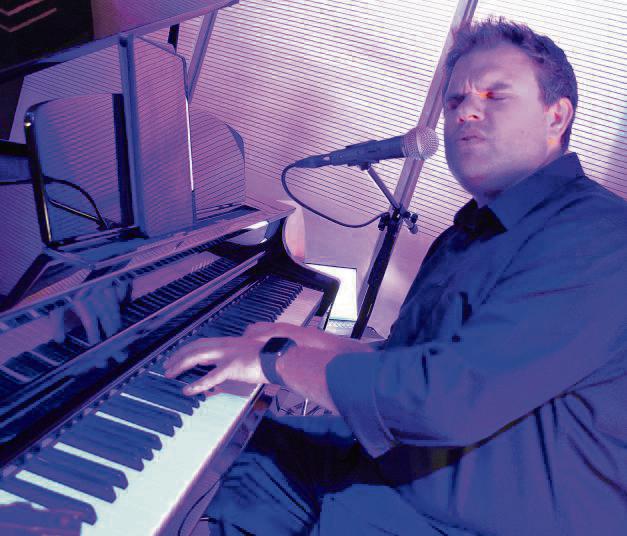 Improvisationstalent bewies Jazz- und Popsänger Chris Mews bei seinem Auftritt in Rüthen. Foto: Giannakis