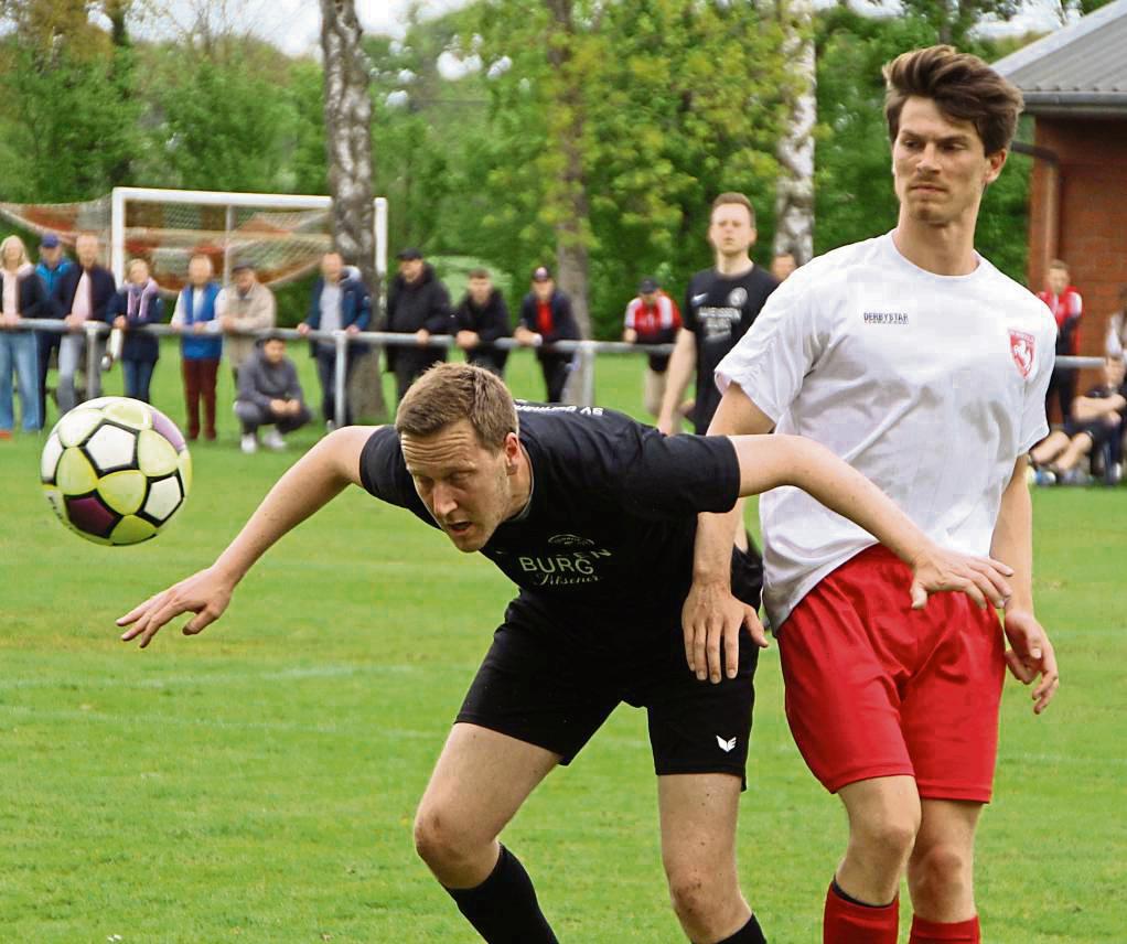 Justin Dridiger (rechts; hier beim Spiel in Esbeck) schießt seine Tore künftig für den Kreispokalsieger Hörste/Garfeln. Er wechselt vom Absteiger Erwitte zum VfL. Foto: Heinke