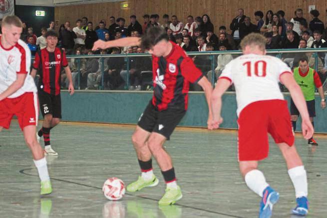 Der SV Lippstadt (in Rot) setzte sich im Halbfinale deutlich mit 7:1 gegen die JSG Erwitte durch.