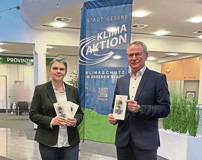 Julia Krümmelbein, Klimaschutzbeauftragte der Stadt Geseke, und Meinolf Schniedermeier, Vordstandsvorsitzender der Sparkasse Geseke, laden zur Klima-Ausstellung.