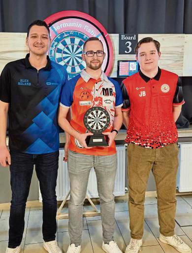 Siegerehrung: Marvin Rintschwentner (M.) setzte sich bei den 4. Esbecker Darts Open im Einzel gegen Alexander Relard (l.) und Jonathan Bolte (r.) durch.