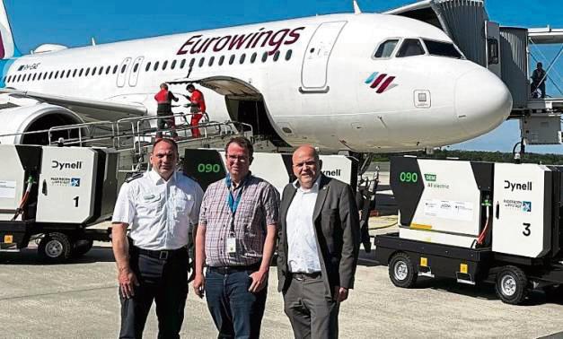Starke Investition in den Klimaschutz, v.r.: Flughafen-Geschäftsführer Roland Hüser, Projektleiter Matthias Fleige und der Leiter der Flughafen-Feuerwehr, Roland Kempkensteffen, aus Lippstadt.