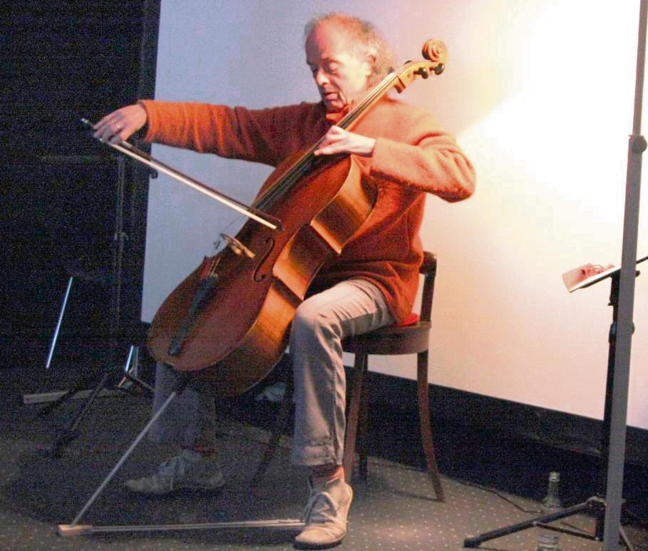 Der Cellist Willem Schulz las aus seinem Buch „Töne um Vergebung – Das französische Cello“, spielte aber auch auf dem Instrument. Foto: Wissing