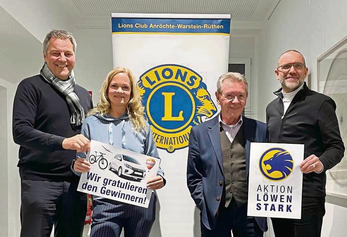 Gratulieren den glücklichen Gewinnern (v.l.): Wilfred Vrochte, 1. Vorsitzender des Fördervereins des Lions-Clubs Anröchte-Warstein-Rüthen, Claudia Haffner, Präsidentin den Lions-Clubs Anröchte-Warstein-Rüthen, Notar Peter Krämer sowie Ralf Nolte, Koordinator der „Aktion Löwenstark“.