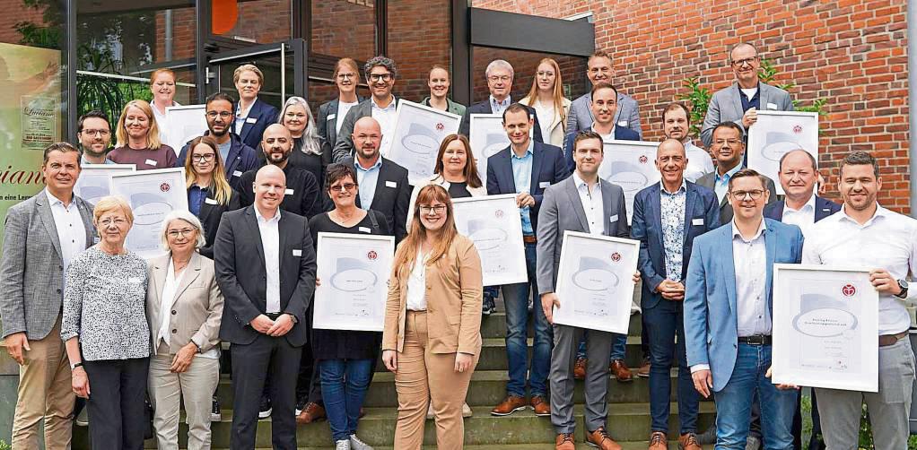 40 Unternehmen aus dem Kreis Soest erhielten auf Hof Haulle die Siegel. Foto: Jedra
