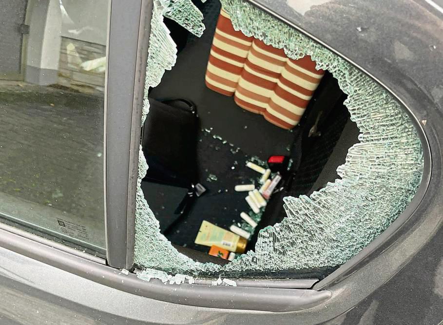 Bei ihrem Beutezug durch Geseke brachen die Täter auch dieses Auto auf. Die Handtasche ließ sie wohl auf Beute hoffen. In diesem Fall dürften sie aber lange Gesichter gemacht haben: Für den Inhalt der Tasche hatten sie sicher eher wenig Verwendung.