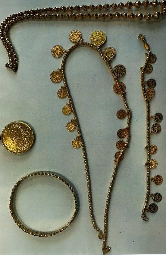 Durch den Zoll am Flughafen Paderborn-Lippstadt sichergestellter Goldschmuck. Foto: Hauptzollamt Bielefeld