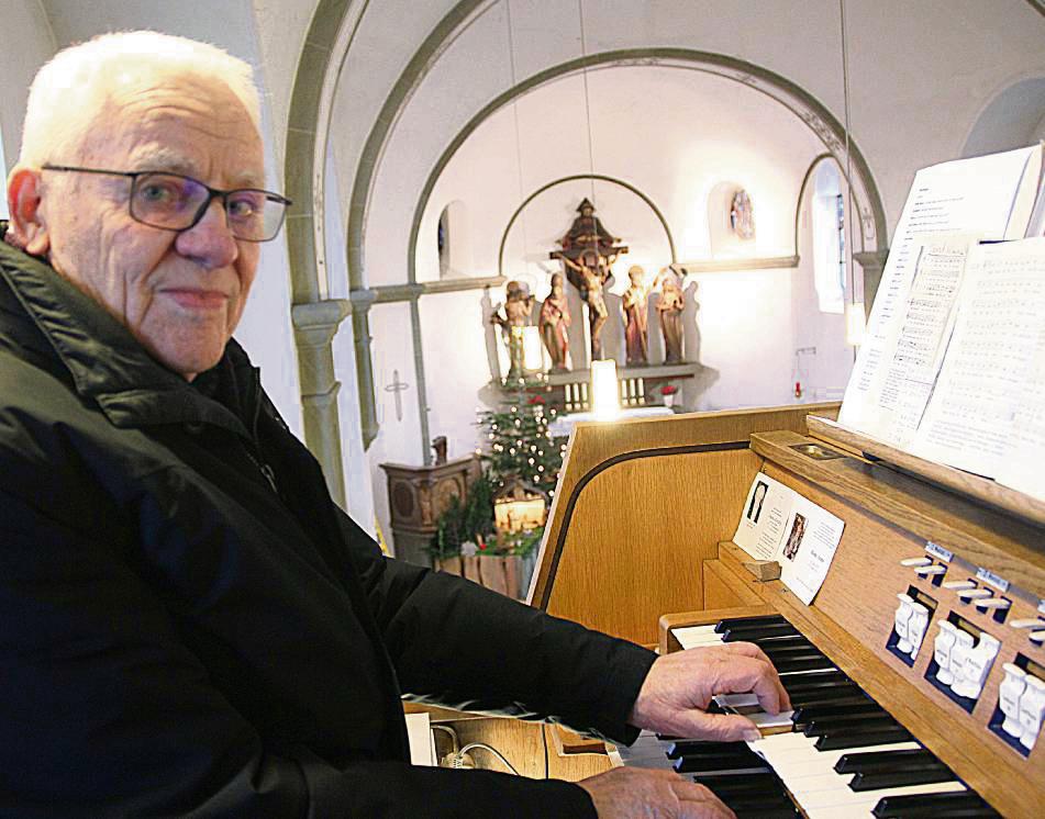 Auf der Empore ist er in seinem Element: Ein letztes Mal wird Fritz Eickhoff an diesem Weihnachtsfest die 1947 erbaute Orgel in der Eikeloher Kapelle bespielen. Fotos: Puls