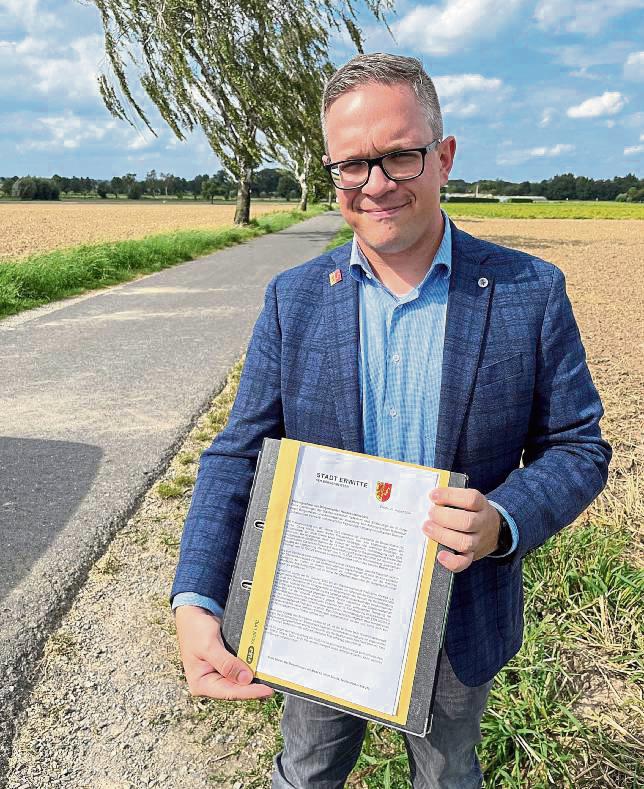 Der Vorwurf der Rechtsbeugung ist vom Tisch: Bürgermeister Hendrik Henneböhl ging in dieser Woche mit der Entscheidung der Staatsanwaltschaft an die Öffentlichkeit. Und zwar direkt vor Ort, im Bereich Westerntor zwischen Kurort und Kernstadt, wo die BI Stirpe ein rechtswidriges Verfahren im Zuge der Baugebietsplanung vermutet. Foto: Friedrich