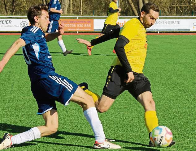 Deutlich überlegen im ersten Spielabschnitt war der VfB Salzkotten (in Gelb). Die SG Verlar/Mantinghausen (Blau) fand erst spät in die Partie – zu spät. Foto: Wiegand