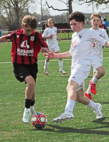 Dank einer Leistungssteigerung im zweiten Abschnitt setzte sich die D-Jugend des SV 08 (in Schwarz-Rot) noch deutlich mit 5:1 gegen den SV Brilon durch. Foto: Dannhausen