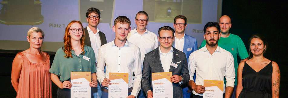 Die geehrten Azubis (v.l.) Sophie Kramer, Mika Stewen, Franz-Bennett Walter und Mohammed Ejjo mit Vertretern der Jury und ihrer Ausbildungsbetriebe. Foto: Nitsche