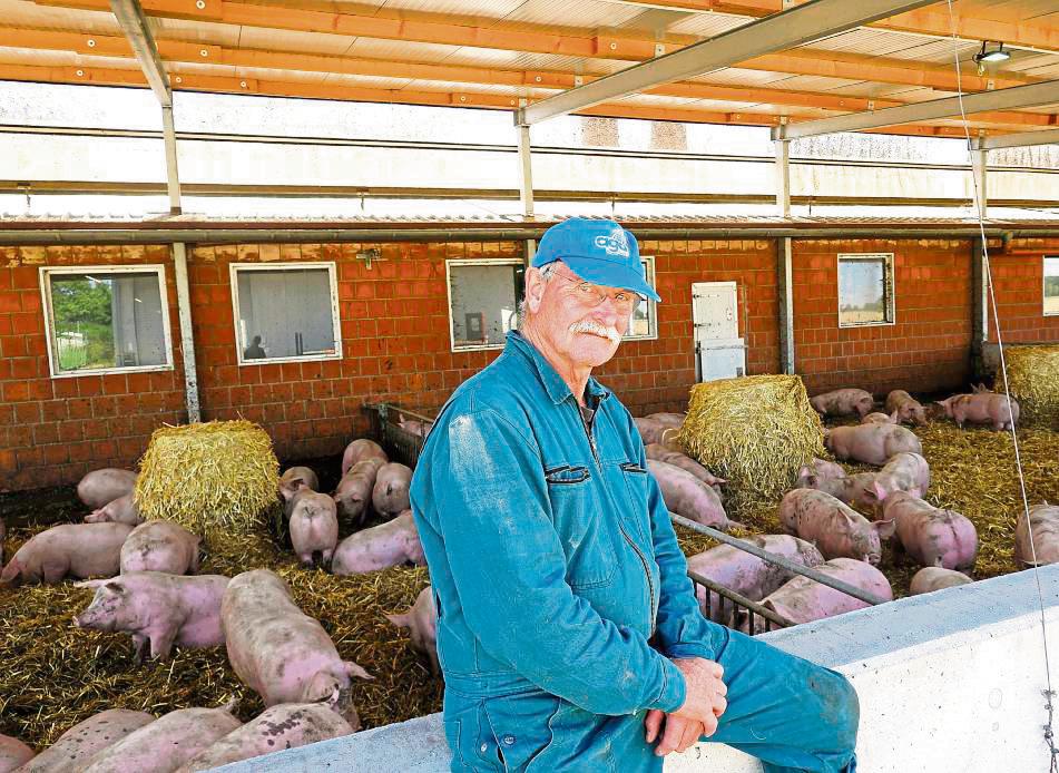 Die Angst vor Einbrüchen ist immer da: Norbert Bömer-Schulte bewirtschaftet den landwirtschaftlichen Betrieb zusammen mit seinem Sohn Friedrich. Ihr Schweinemaststall mit überdachter Stroh-Terrasse steht im Außenbereich von Eickelborn. Foto: Vielberg