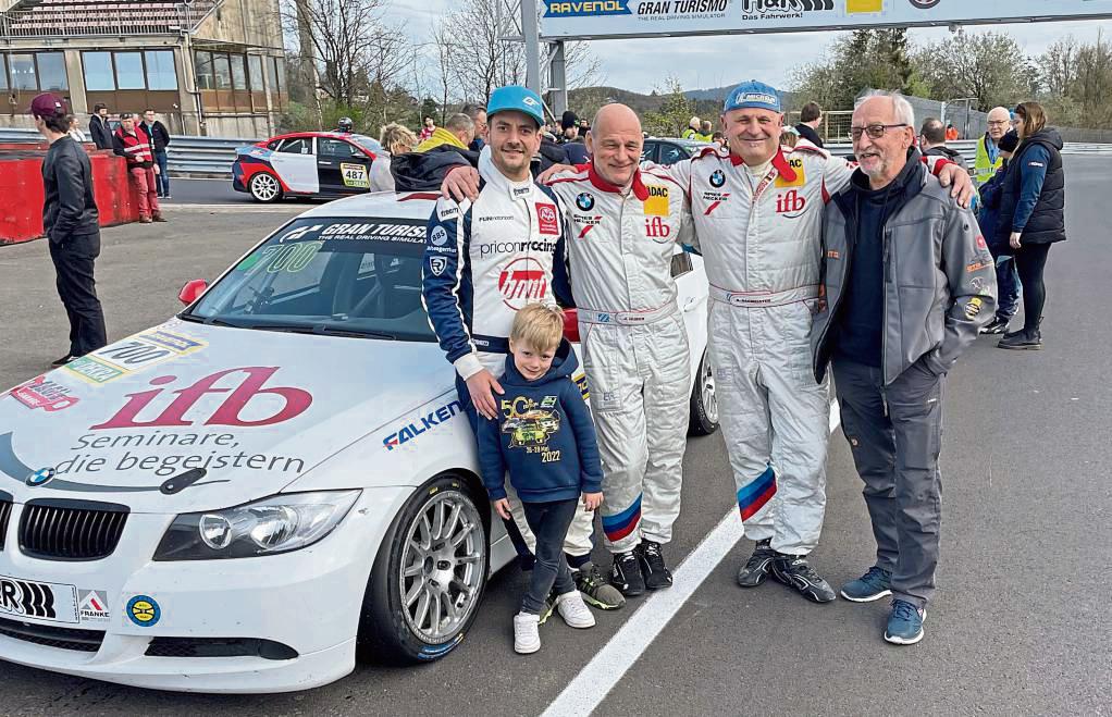 Kapitaler Motorschaden und somit keine Punkte am Samstag, souveräner Sieg am Sonntag: Der Rüthener Oliver Frisse (hier mit Sohn Loic), Jürgen Huber, Simon Sagmeister und Gisbert Frisse erlebten sportlich gesehen ein turbulentes Wochenende in der Eifel.
