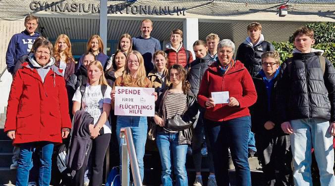 Die Schüler spendeten 125 Euro aus einem Kuchen-Verkauf.