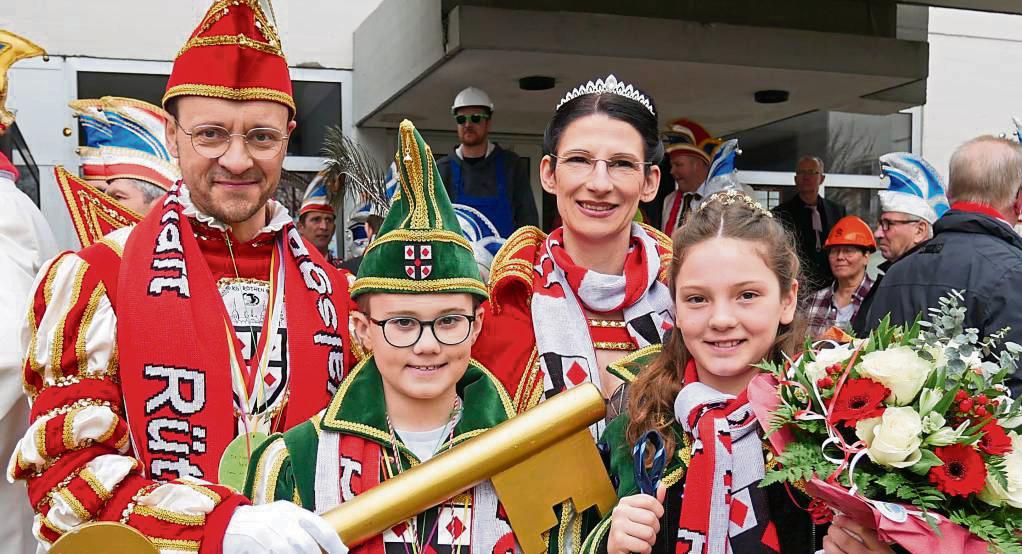 Stehen bei der Prunk- und Galasitzung noch einmal im Mittelpunkt: Prinzessin Nina und Prinz Carsten aus dem Hause Boss sowie das Kinderprinzenpaar Noah Zavidic und Luisa Schrewe. Foto: Bsdurek