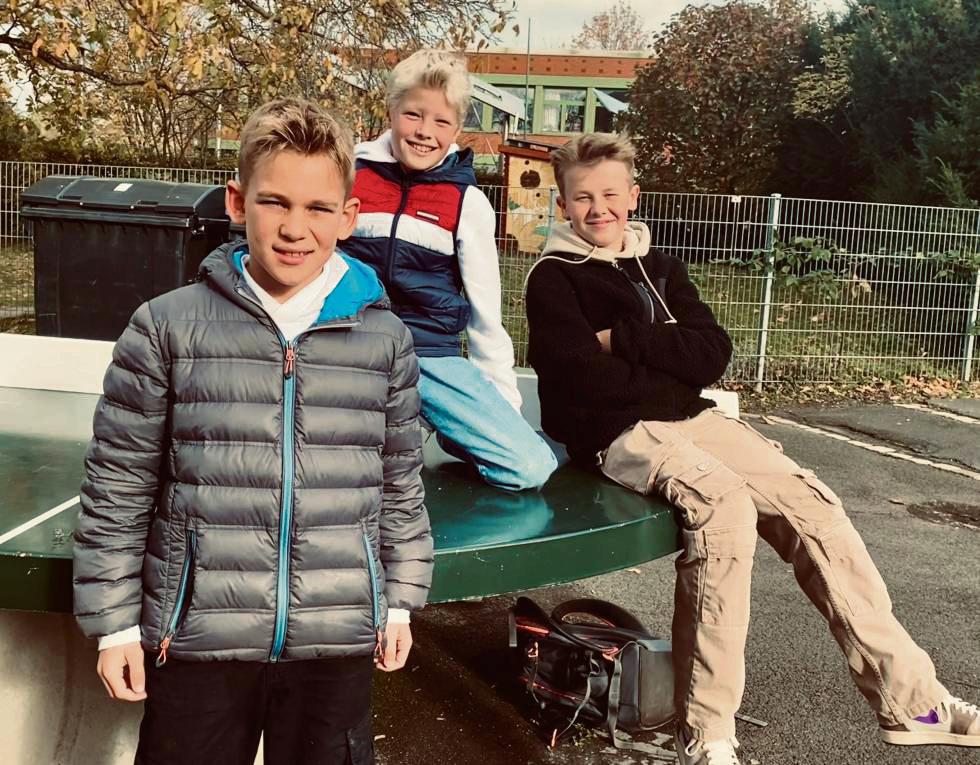 Ganz gechillt: Für Max, Jacob und Jannis (v.l.) sind Baggy Pants period – also gesetzt, Skinny Brakka dagegen sind cringe – peinlich. Foto: Vielberg