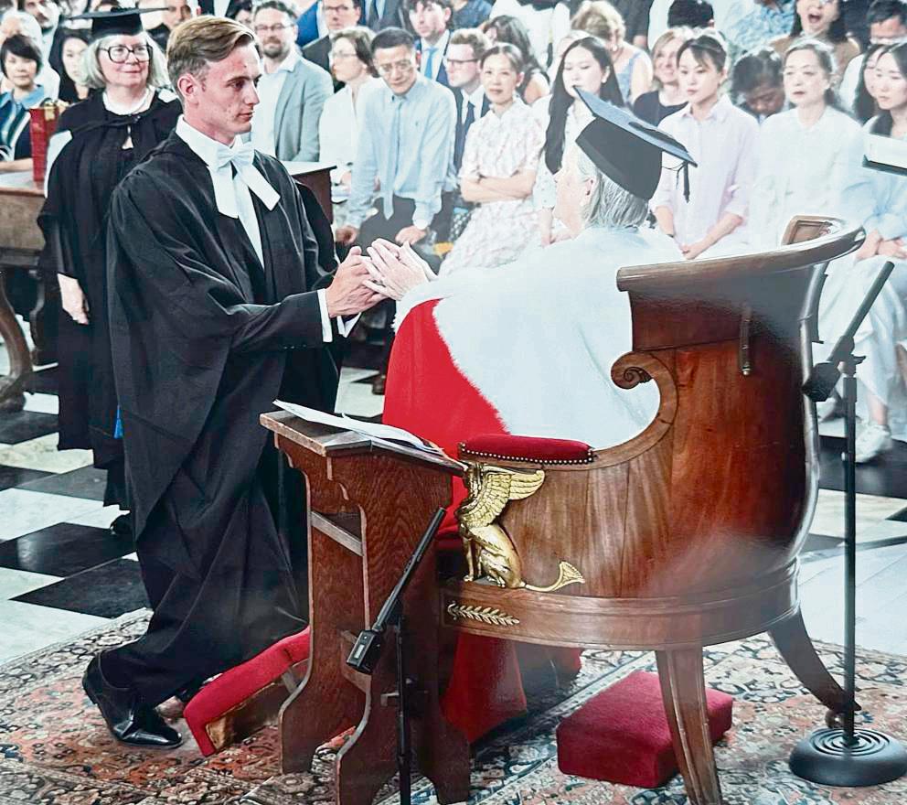 Tim Luka Horstmann hat seinen Abschluss an der renommierten Cambridge University gemacht. Dorthin will er auch bald wieder für ein Forschungsprojekt zurückkehren.