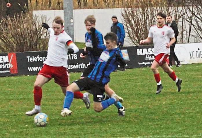 Mit 3:2 setzte sich die JSG Ehringhausen/Mönninghausen/Störmede (in Blau) im Heimspiel gegen Erwitte durch. Erst spät kamen die Platzherren zum Siegtreffer. Foto: Dannhausen
