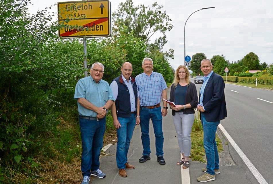 Auf Einladung von (v.l.) Georg Eickhoff vom Vorstand der CDU-Ortsunion Oestereiden kamen Bürgermeister Peter Weiken, Ortsvorsteher Alfons Levenig, die Fachbereichsleiterin Stefanie Luse sowie der Beigeordnete Hubert Betten an den nördlichen Rand des Ortes.