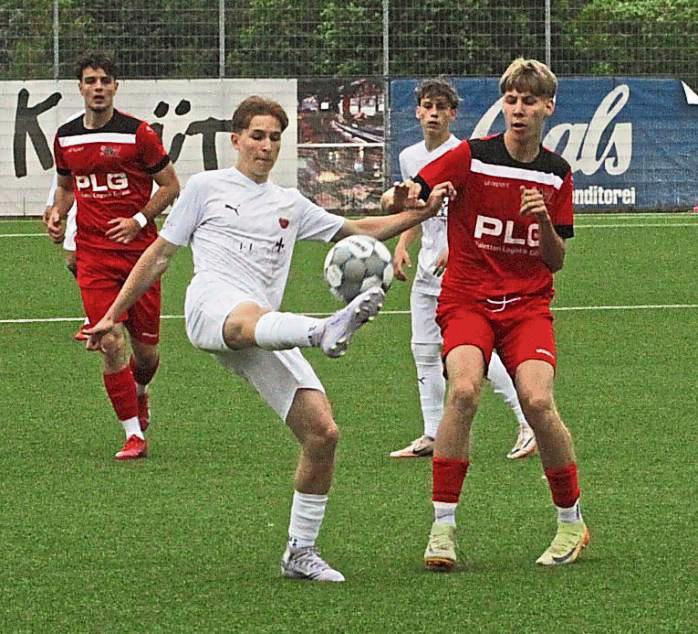 Der Angriff auf die Tabellenspitze läuft: Dem Kreisderby gegen Soest drückten die A-Junioren des TuS Lipperode (in Weiß) ganz klar ihren Stempel auf. Foto: Dannhausen