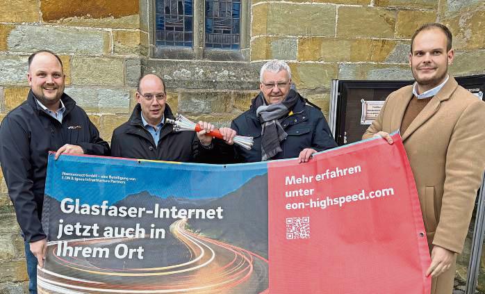 Über Glasfaser in Hoinkhausen und Oestereiden freuen sich Bürgermeister Peter Weiken und Ostereidens Ortsvorsteher Alfons Levenig (2. v.r.) mit Westenergie-Vertretern. Foto: Frenz