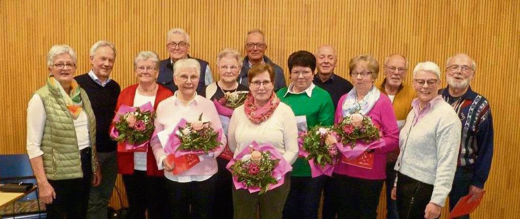 Ehrungen für langjährige Mitglieder und Verabschiedungen (v.l.): Ulla Ahrens, Heinz Kaupenjohann, Marianne Grauthoff, Stefan Niehüser, Mechthild Walkenfort, Josefa Hanebrink, Edeltraud Stöppel, Reinhard Schlepphorst, Mechthild Sellemerten, Klaus Landmann, Anne Lütkemöller, Wolfgang Schnier, Maria Pollhans und Stefan Diekneite.