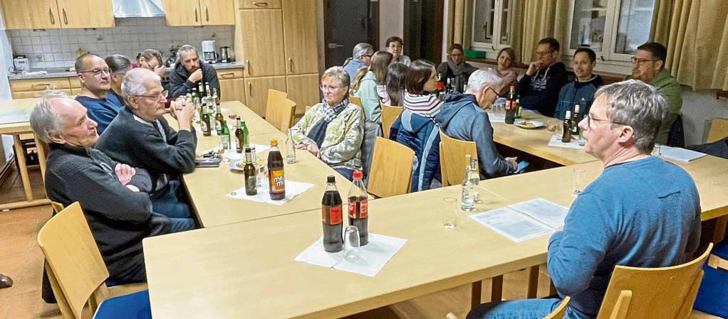 Bei der Dorfversammlung mit Ortsvorsteher Timo Zimmermann (r.) einigten sich die Hoinkhauser darauf, nach 32 Jahren wieder am Dorfwettbewerb teilzunehmen. Foto: Rückert