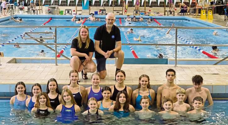 Stellten sich beim Pokalschwimmfest in Dortmund-Eving der starken Konkurrenz: die Mannschaften von Teutonia Lippstadt mit ihren Trainern Sabine Andermahr und Jürgen Brink.